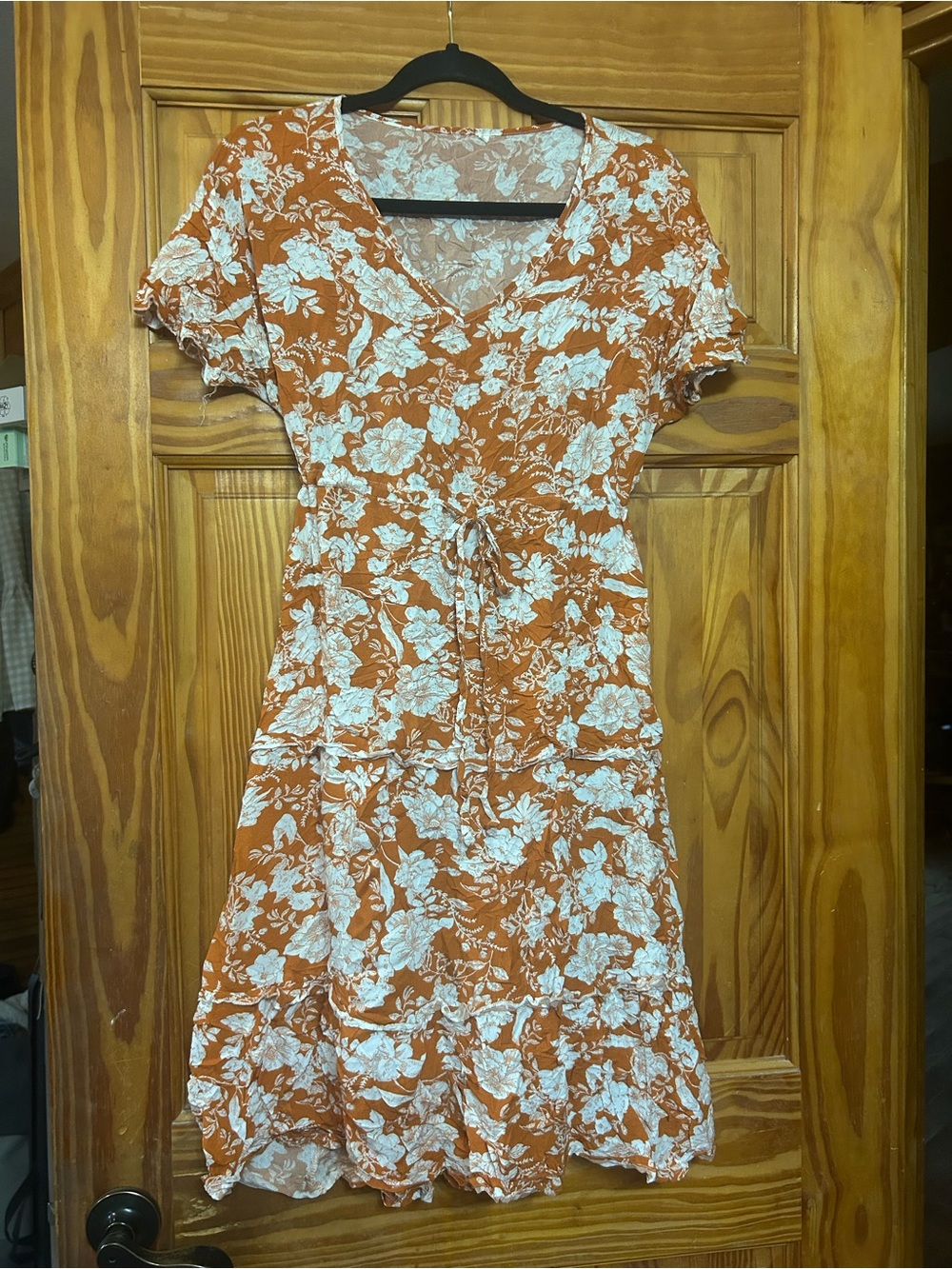 Tie-Waist Rust Floral V‑Neck Short Sleeve Dress looks to be a med. Draw string